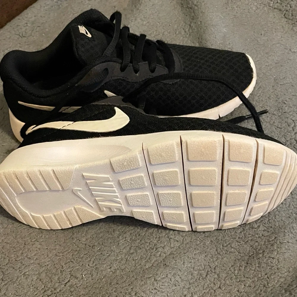 Kids Black Nikes - Picture 3 of 4